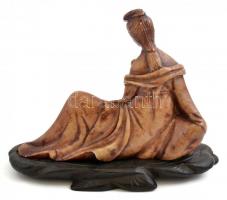 Tükrős kínai hölgy, faragott zsírkő figura, fa talapzattal (külön vált), jelzés nélkül, m: 8 cm, h:1...