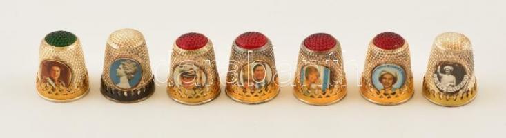 7 db angol fém gyűszű, a királyi család tagjainak arcképével