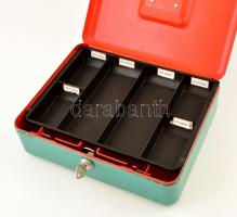 Fém kassza kulccsal, aprótartóval, kopásnyomokkal, 29×24×10 cm