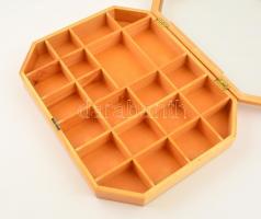 Kis üvegezett fa vitrin, 37×30×5,5 cm