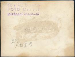 Sajtófotó (Foto MAFIRT), hátulján pecséttel jelzett, 8,5×11,5 cm