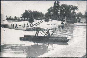 cca 1930-1940 Junkers Junior HA-JAC Balaton repülőgép a siófoki kikötőben, utólagos előhívás, felületén törésnyomok, 6×9 cm