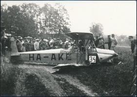 1933 Király László repülőgépének kényszerlandolása Leibnitz mellett, az alpesi túraversenyen, pilóta: Szabados Pál, hátoldalon feliratozott fotó, modern előhívás, 10×15 cm