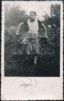 1940 Férfi kerékpárral, fotólap, 13,5×8,5 cm