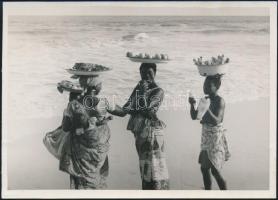Afrikai lányok a tengerparton, jelzetlen fotó, 13×18 cm