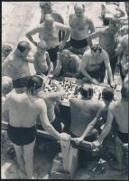 Sakkozók és kártyázók a strandon, 3 db jelzetlen fotó, 13×18 cm