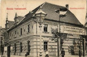 1910 Tata, Tata-Tóváros; Esterházy szálloda és étterem, az ország legszebb uszodájához, magyar zászló. Kiadja Lindenberg Adolf (Rb)