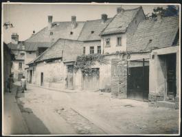 cca 1950 Eger, török kori házak a Hibay Károly utcában, fotó, felületén gyűrődésekkel, 17×23 cm