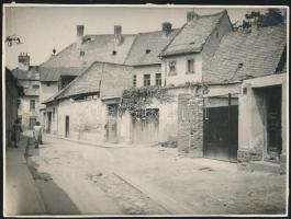 cca 1950 Eger, török kori házak a Hibay Károly utcában,  fotó, felületén gyűrődésekkel, 17×23 cm