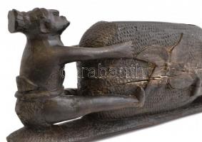 Afrikai fedeles doboz oldalán figurákkal, faragott fa, repedéssel, m: 12 cm, h: 32 cm