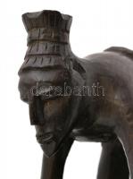 Afrikai fedeles doboz oldalán figurákkal, faragott fa, repedéssel, m: 12 cm, h: 32 cm