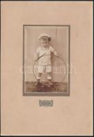 cca 1915 Kisfiú az SMS Pola sapkájában, kartonra kasírozott fotó Wesel Hugó kiskunfélegyházai műterméből, 14×9 cm