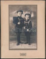 cca 1915 Kisfiúk egyenöltözetben, kartonra kasírozott fotó Wesel Hugó kiskunfélegyházai műterméből, 19×12 cm