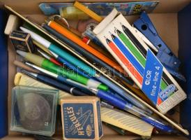 Vegyes írószer tétel: tollak, radírok, ceruzák, stb., egy kis doboznyi