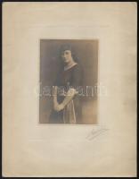 cca 1920 Fiatal lány portréja Erdélyi műterméből, kartonra kasírozott fotó, 15×10 cm