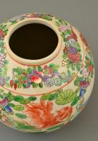 Jelzett kínai Famille rose váza, kézzel festett, apró kopás nyomokkal, m:18,5 cm