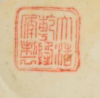 Jelzett kínai Famille rose váza, kézzel festett, apró kopás nyomokkal, m:18,5 cm