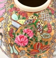 Jelzett kínai Famille rose váza, kézzel festett, apró kopás nyomokkal, m:18,5 cm