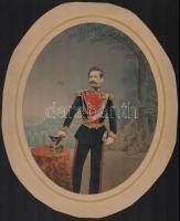 cca 1900 Katona díszegyenruhában, színezett fotó, paszpartuban, 22×17 cm