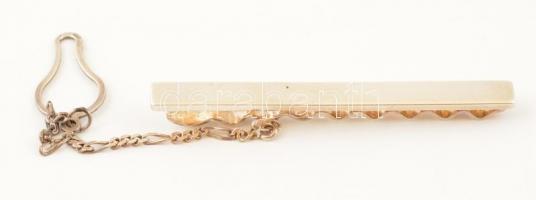 Ezüst(Ag) nyakkendőtű, biztonsági lánccal, jelzett, h: 5,6 cm, nettó: 7,9 g