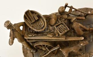 Jelzett angol kisplasztika (The Tudor Mint: Rag and bone man), bronz, 13×7×8 cm