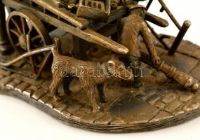 Jelzett angol kisplasztika (The Tudor Mint: Rag and bone man), bronz, 13×7×8 cm