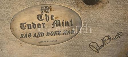 Jelzett angol kisplasztika (The Tudor Mint: Rag and bone man), bronz, 13×7×8 cm