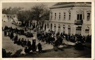 1939 Léva, Levice; bevonulás után, Országzászló felavatási ünnepélye Léván. Kiadja Guggenberger Lajos / entry of the Hungarian troops, Hungarian flag inauguration + 1938 Léva visszatért So. Stpl. (EK)