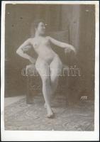 cca 1900 Női akt, kartonra ragasztott fotó, 13×9 cm