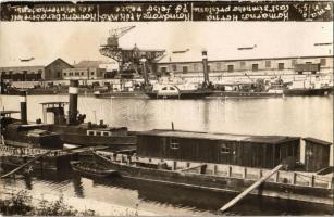 Komárom, Komárnó; Téli kikötő felső része, gőzhajók, iparvasút / winter port, steamships, industrial railway. Amateur V. G. photo (EK)