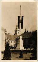 1944 Érsekújvár, Nové Zámky; országzászló, Kossuth szobor, üzletek / Hungarian flag, statue, shops (EK)