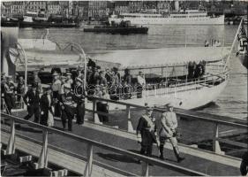 1938 Frau v. Horthy taufte den neuen deutschen Kreuzer "Prinz Eugen" in Kiel. Kurz nach der Ankunft auf der Germaniawerft. Reichsverweser v. Horthy und der Führer begeben sich nach Verlassen der Jacht "Nixe" zur Tauffeierlichkeit. Dahinter Frau v. Horthy / A "Prinz Eugen" német nehézcirkáló vízre bocsájtási ünnepsége Horthy Miklós és Adolf Hitler társaságában. Hátul a hajó keresztanyja Horthy felesége, Purgly Magdolna. Nem sokkal a Nixe jacht elhagyása után / Launching ceremony of German heavy cruiser "Prinz Eugen" with Hitler and Horthy. Horthy's wife in the background after leaving Yacht Nixe. NSDAP German Nazi Party propaganda, swastika, mariners. + 1938 Deutchlandreise Reichsverweser v. Horthy Kiel (22. 8.) Berlin (25. 8.) So. Stpl. + 1938 Reichsparteitag der NSDAP