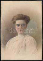 1906 Színezett női portré Kozics Ede pozsonyi műterméből, körbevágva, 13,5×9,5 cm