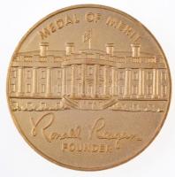Amerikai Egyesült Államok 1980. REPUBLICAN PRESIDENTIAL TASK FORCE / MEDAL OF MERIT - RONALD REAGAN FOUNDER aranyozott fém emlékérem, eredeti tokban (51mm) T:1 USA 1980. REPUBLICAN PRESIDENTIAL TASK FORCE / MEDAL OF MERIT - RONALD REAGAN FOUNDER gilt commemorative medallion in original case (51mm) C:UNC