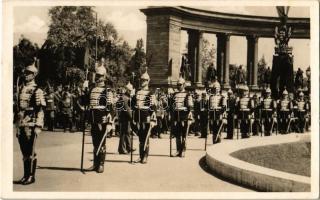 Budapest XIV. Országházi díszőrség a Hősök terén, mögöttük darutollas katonák