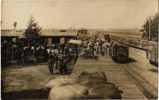 1916 Tábori vasútállomás Tunariban, gőzmozdony, katonák, vagonok / WWI Austro-Hungarian K.u.K. field railway station in Tunari (Romania), locomotive, soldiers, wagons. photo