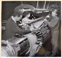 cca 1970-1980 Vegyes GANZ gyártmányokat ábrázoló fotó, 14 db 6x12 cm és 18x24 cm közötti méretben, v...