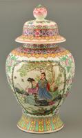 Jelzett kínai Famille rose fedeles urnaváza, kézzel festett, apró kopás nyomokkal, m:42 cm