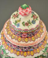 Jelzett kínai Famille rose fedeles urnaváza, kézzel festett, apró kopás nyomokkal, m:42 cm