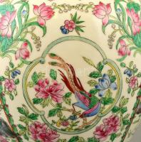 Jelzett kínai Famille rose fedeles urnaváza, kézzel festett, apró kopás nyomokkal, m:42 cm