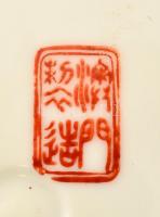 Jelzett kínai Famille rose fedeles urnaváza, kézzel festett, apró kopás nyomokkal, m:42 cm