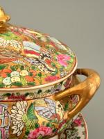 Jelzett kínai Famille rose köretes/leveses tál és tál, kézzel festett, apró kopás nyomokkal, m:19×27...