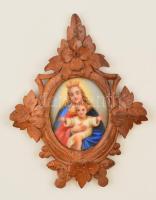 Szűz Mária a kis Jézussal, porcelán kép, matricás, jelzés nélkül, díszes fa keretben, 4×3,5 cm