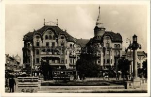 Nagyvárad, Oradea; Szent László tér, Hunnia Nagyszálloda, Royal, Weisz Sándorné üzlete, zsinagóga, villamos / square, hotel, shops, synagogue, tram