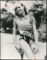 Régi idők szépségkirálynői: Miss Espana, Miss Austria, stb., 3 db fotó, 23×17 cm