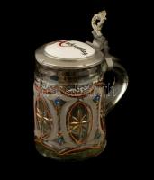 cca 1900 Ón és festett porcelán fedeles söröskorsó, homok fújt és kézzel festett üveggel, apró csorbával, m: 17 cm
