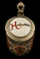 cca 1900 Ón és festett porcelán fedeles söröskorsó, homok fújt és kézzel festett üveggel, apró csorb...