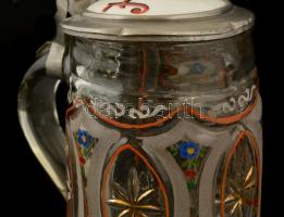 cca 1900 Ón és festett porcelán fedeles söröskorsó, homok fújt és kézzel festett üveggel, apró csorb...