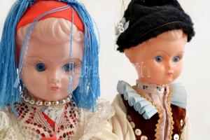 2 db műanyag baba kapuvár-rábaközi viseletben, fa talapzaton, m: 42 cm