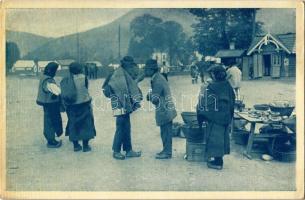 Munkács, Mukacheve, Mukacevo (?); piac és árusok. Novotny & Bartosek / Prátelství / market with vendors